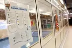 Barnbassängen för simskolebarn. Simskola. Bilder från Linköpings simhall vintern 2021. Vid sidan av simhallen byggs en ny simhall. Vintern 2021 drivs simhallen av Medley.