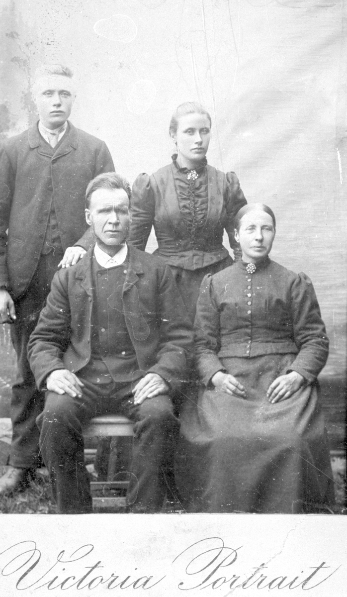 Marit og Ola Strande saman med foreldra Nils og Ågot Strande