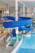 Vattenrutschbana och vågbassäng. Bilder från Linköpings simhall vintern 2021. Vid sidan av simhallen byggs en ny simhall. Vintern 2021 drivs simhallen av Medley.