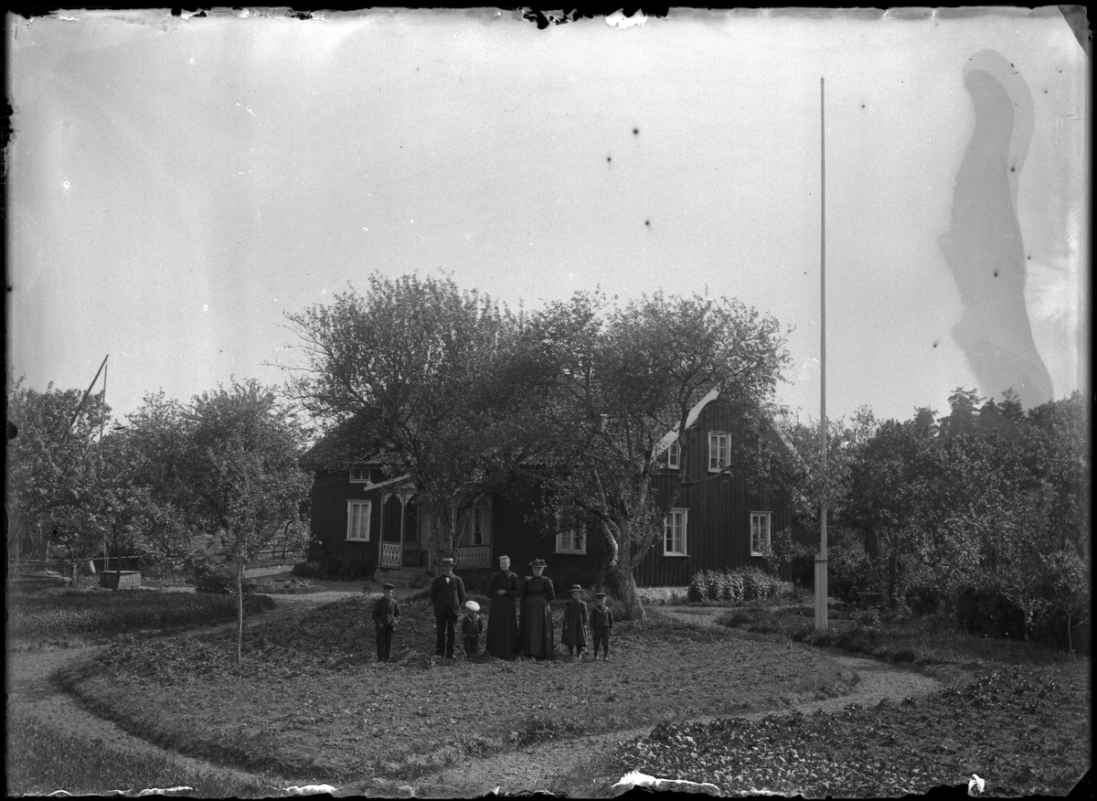 Familj vid bostadshus