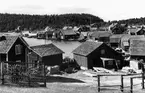 Trysunda fiskeläge. Fjärrfiskeläge från 1600-talet med kapell från 1654 och kyrkogård. Karaktäristisk bebyggelsestruktur med strandnära bygata som särskiljer en tätt samlad rad med kokhus och sjöbodar från gistvallar och ekonomibyggnader för djuren. Skolan uppe strax till höger om flaggstången Byggnader: Boningshuset ombyggt två gånger, inrymmer kök och kammare i bottenvåning och samma i övervåning. Till höger Hugo Lundgrens sjöbod. Inrymmer bod, bodsvale, båthus och skull med rum.