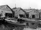 Fiskeläge med välbevarat kapell från 1646. Fornlämningsmiljö med stråk av kuströsen från järnåldern. Fiskeläge i god och skyddad naturhamn med traditionell bebyggelsegruppering utefter en med stranden parallell gata där båthusen ligger med gavlarna mot vattnet. Kokhusen är lokaliserade till gatans översida och gistvallar högre upp. På Halvöns högre delar finns spridda röselokaler som ligger på nivåer ned till 15 meter vilket för dessa innebär en datering till järnåldern.