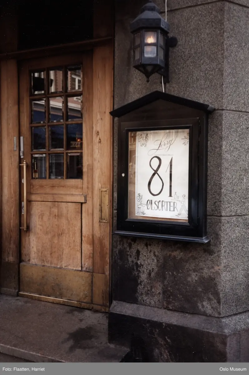 Lorry restaurant, inngangsparti, skilt: 81 ølsorter