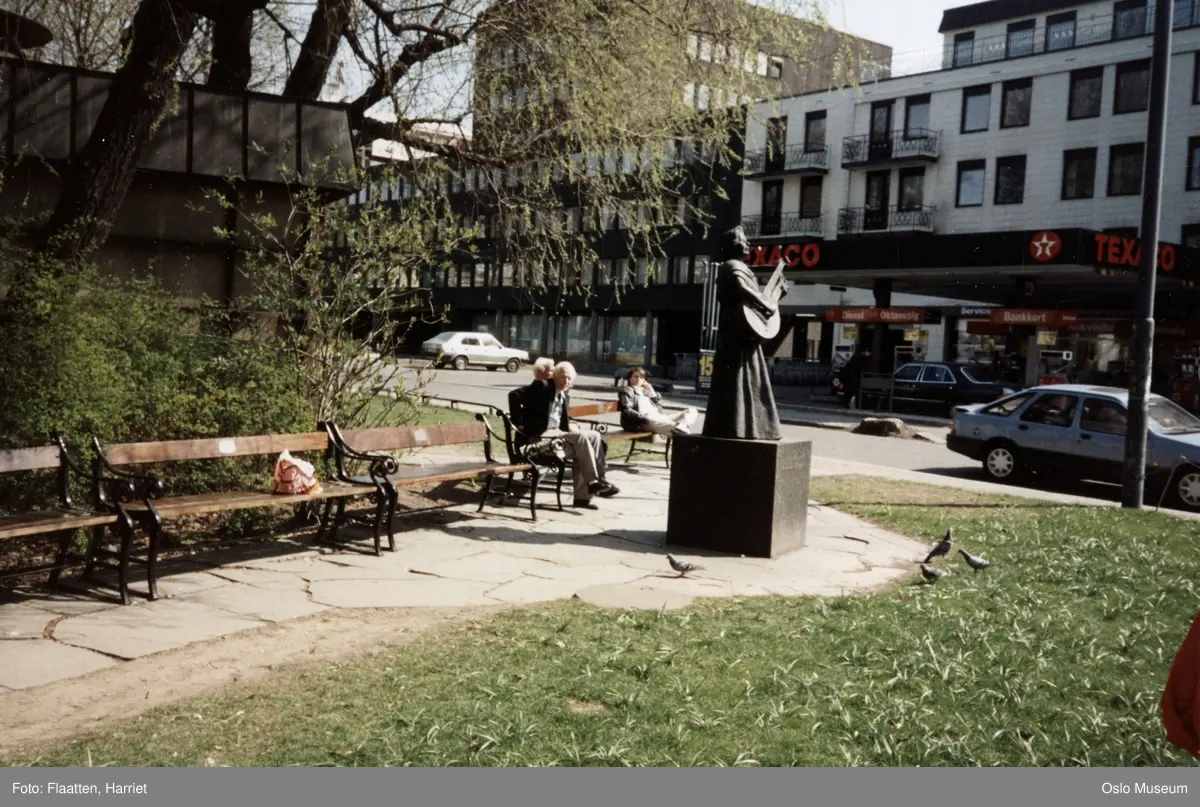 park, portrettstatue, benker, mennesker, kontorbygninger, Texaco bensinstasjon
