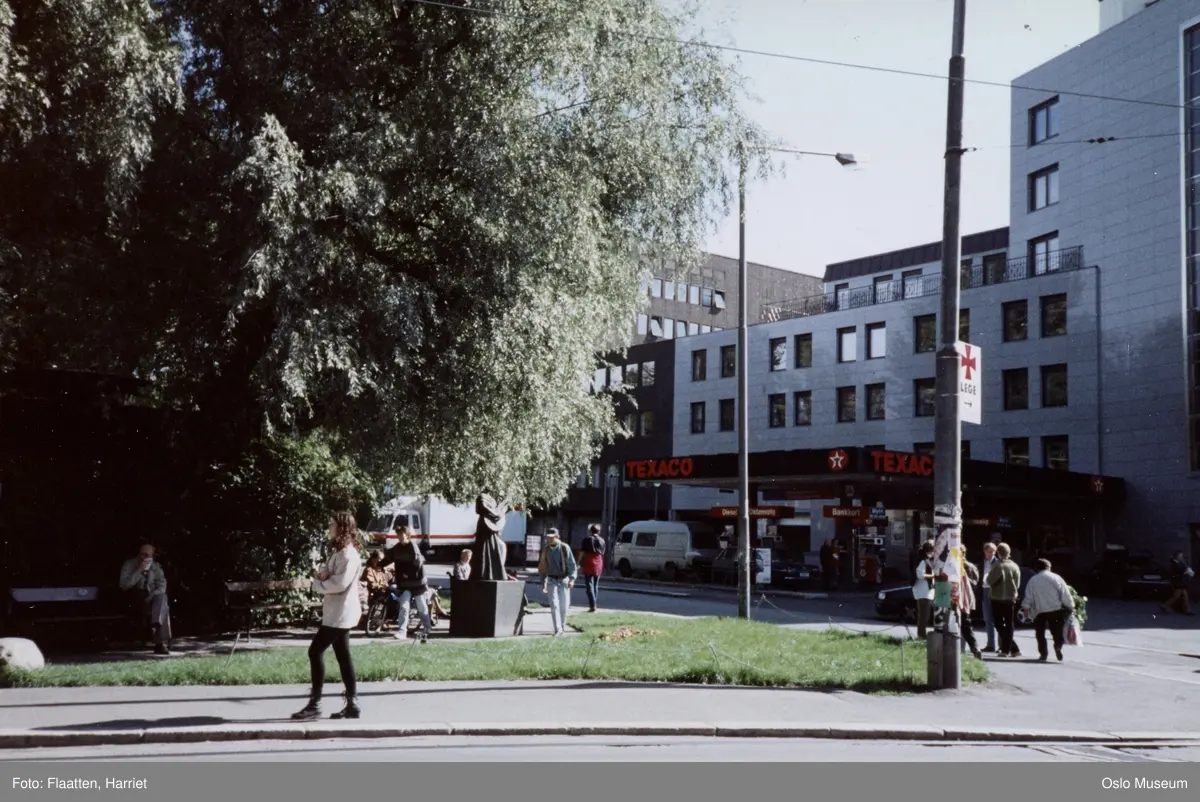 park, portrettstatue, benker, mennesker, kontorbygninger, Texaco bensinstasjon, biler