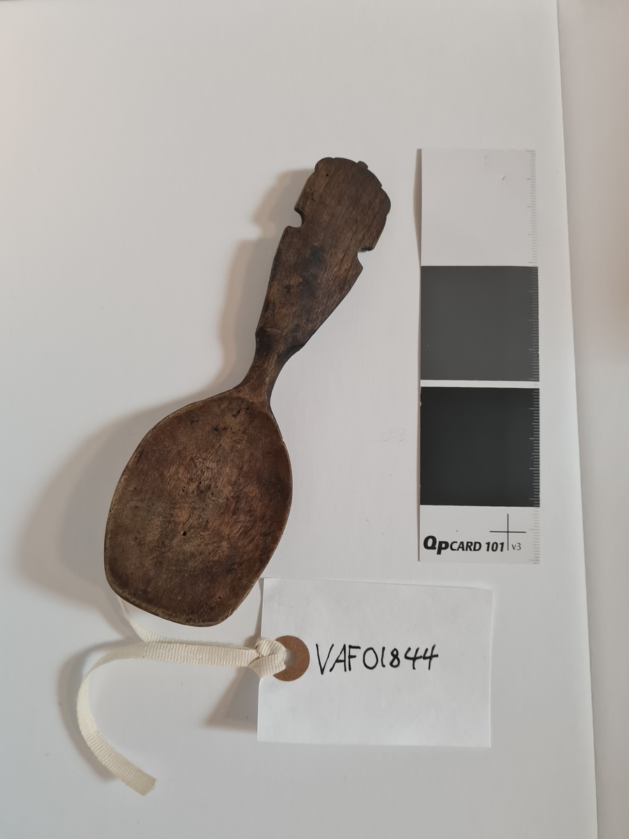 Bladet er femkantet. Skaftet har kort innsnevring ved roten og danner deretter en langstrakt trekantlignende flat plate med buet topp.