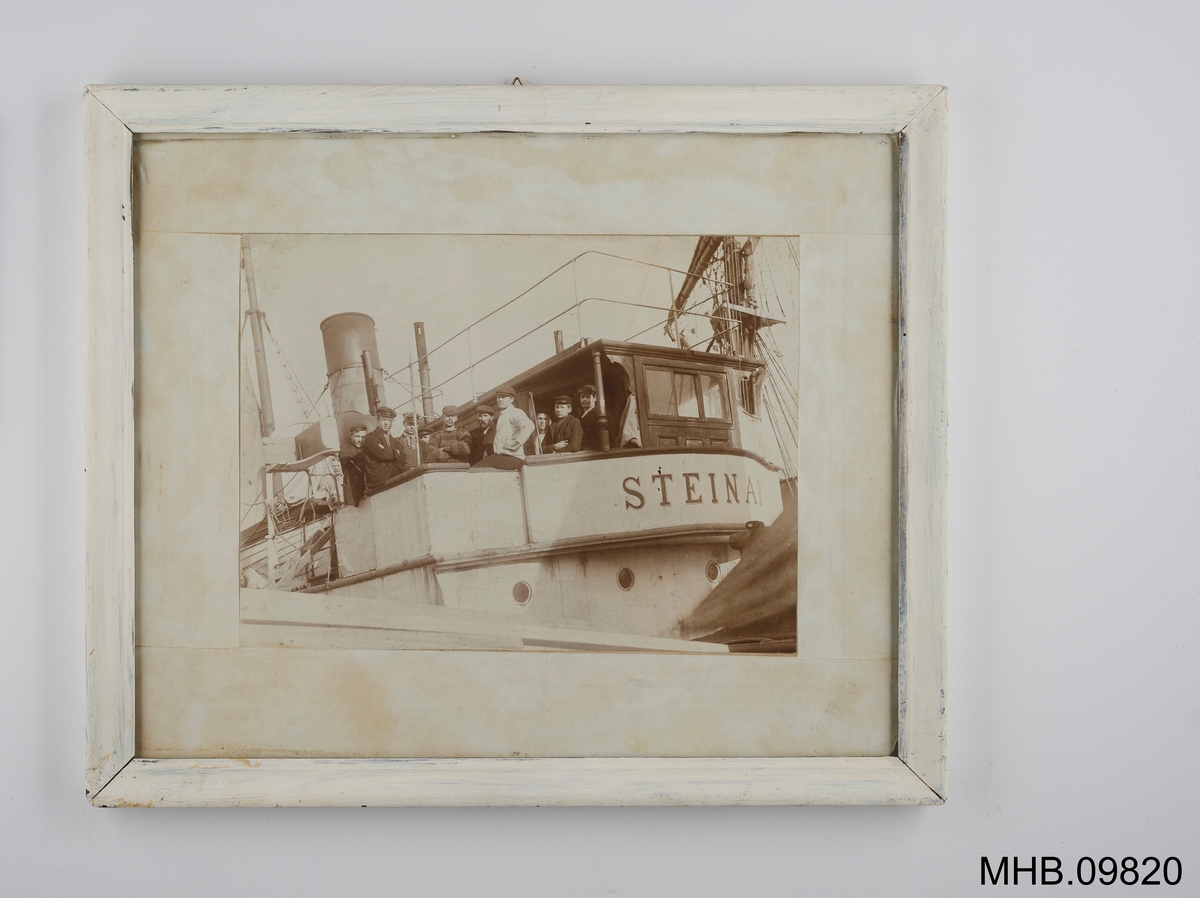 Mannskapet samlet utenfor styrhuset på "Steinar"