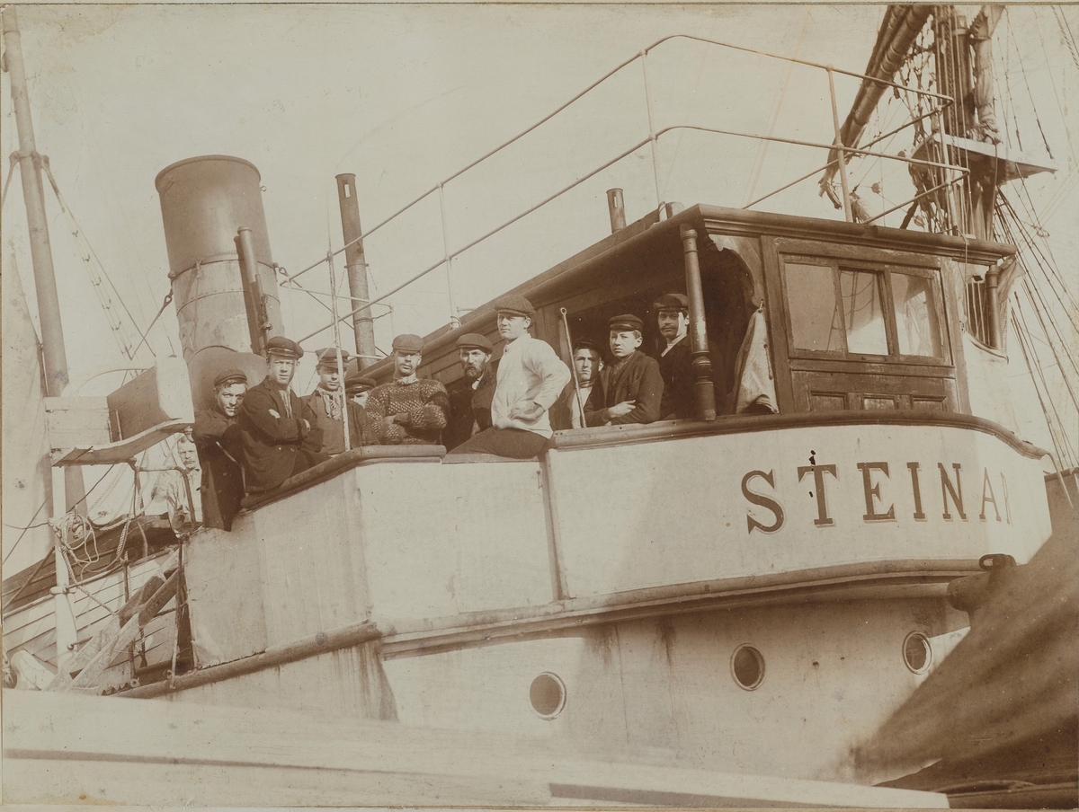 Mannskapet samlet utenfor styrhuset på "Steinar"