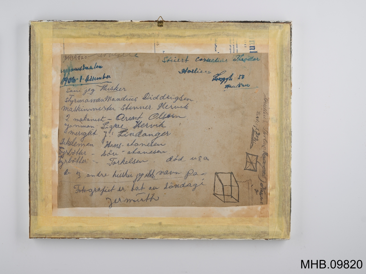 Mannskapet samlet utenfor styrhuset på "Steinar"