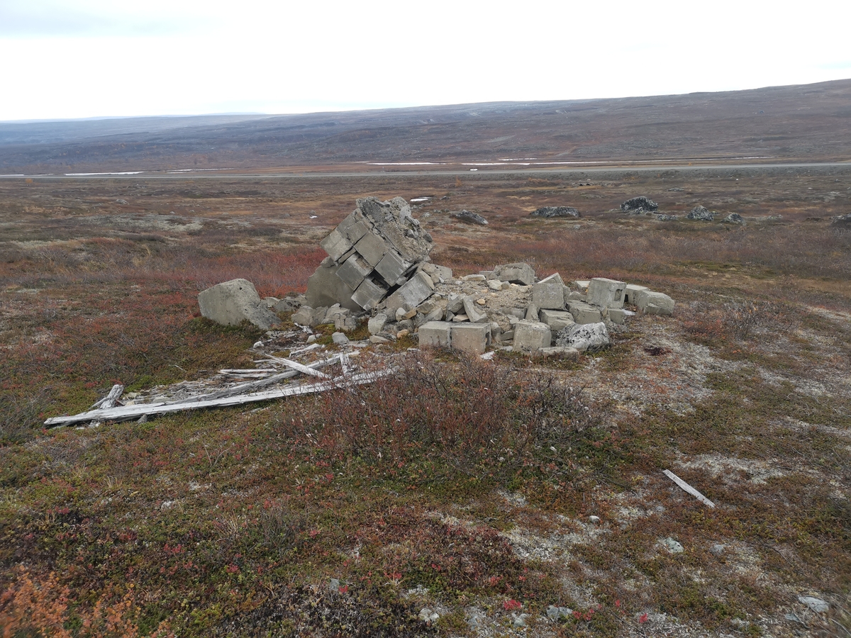 Rester av minnesmerke på den tidligere krigsgravplassen ved Bjørnelva fangeleir like ved Sukkertoppen på Saltfjellet. Her ble 207 sovjetiske krigsfanger gravlagt. Etter krigens slutt reiste gjenlevende fanger to minnesmerker på gravplassen. Bildet viser restene av det ene minnesmerket. Det hadde følgende tekst på russisk: "Her er stedt til hvile 300 russiske soldater og offiserer i Den Røde Armé som ble dyrisk pint av den fascistiske terror i 1944–45." Gravene ble flyttet til Hestbrinken like etter 2. verdenskrig, og i 1951 til Tjøtta (Operasjon Asfalt). Minnesmerket ble sprengt av norske myndigheter i 1950.