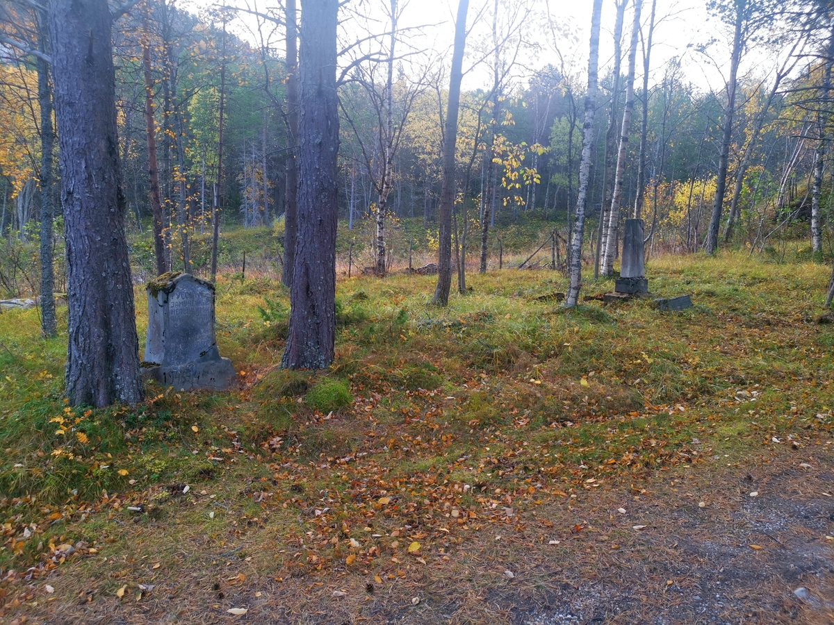 To minnestøtter på den tidligere sovjetiske krigsgravplassen på Stamnes i Saltdal. De to støttene ble reist etter 2. verdenskrig slutt. Støtte 1 (til venstre på bilde 1) har inskripsjon på russisk og norsk. Støtte 2 (til høyre på bilde 1) har følgende tekst på norsk og russisk: "Til minne over russiske soldater skudt i fasistisk fangenskap.". Foran sistnevnte støtte ligger det en stein med inskripsjon. Etter krigen ble gravene flyttet til Botn og senere (1951) til Tjøtta.