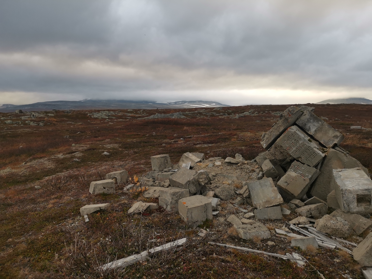 Rester av minnesmerke på den tidligere krigsgravplassen ved Bjørnelva fangeleir like ved Sukkertoppen på Saltfjellet. Her ble 207 sovjetiske krigsfanger gravlagt. Etter krigens slutt reiste gjenlevende fanger to minnesmerker på gravplassen. Bildet viser restene av det ene minnesmerket. Det hadde følgende tekst på russisk: "Her er stedt til hvile 300 russiske soldater og offiserer i Den Røde Armé som ble dyrisk pint av den fascistiske terror i 1944–45." Gravene ble flyttet til Hestbrinken like etter 2. verdenskrig, og i 1951 til Tjøtta (Operasjon Asfalt). Minnesmerket ble sprengt av norske myndigheter i 1950.