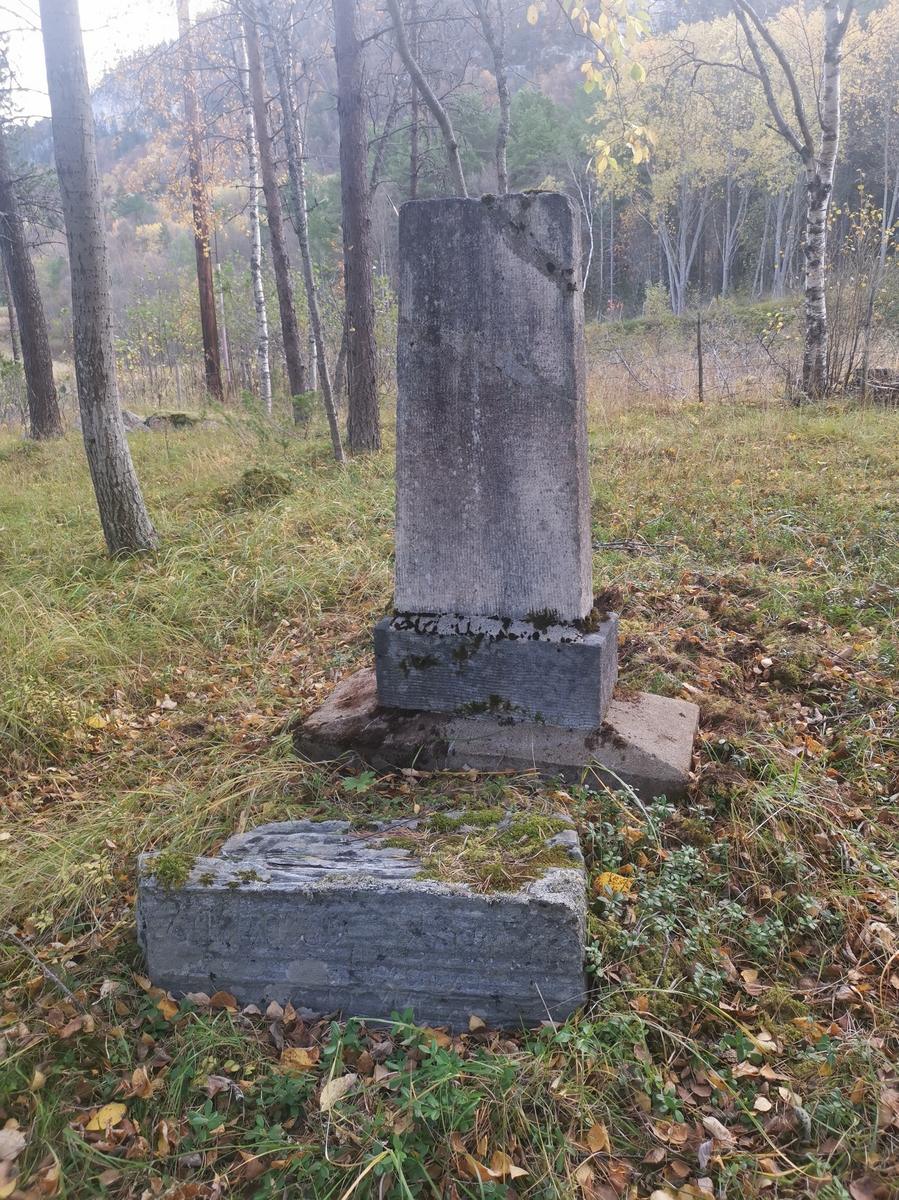 To minnestøtter på den tidligere sovjetiske krigsgravplassen på Stamnes i Saltdal. De to støttene ble reist etter 2. verdenskrig slutt. Støtte 1 (til venstre på bilde 1) har inskripsjon på russisk og norsk. Støtte 2 (til høyre på bilde 1) har følgende tekst på norsk og russisk: "Til minne over russiske soldater skudt i fasistisk fangenskap.". Foran sistnevnte støtte ligger det en stein med inskripsjon. Etter krigen ble gravene flyttet til Botn og senere (1951) til Tjøtta.