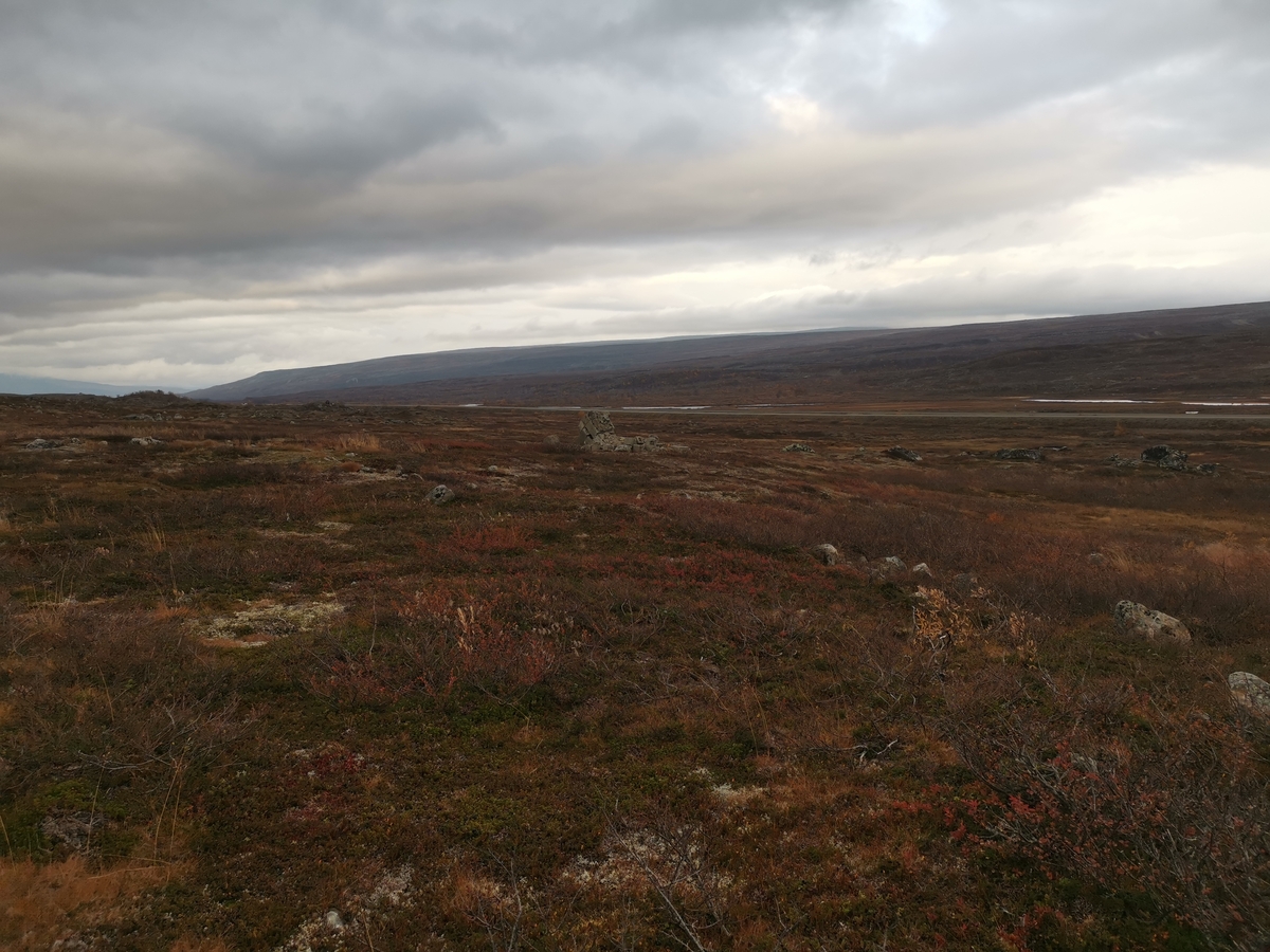 Rester av minnesmerke på den tidligere krigsgravplassen ved Bjørnelva fangeleir like ved Sukkertoppen på Saltfjellet. Her ble 207 sovjetiske krigsfanger gravlagt. Etter krigens slutt reiste gjenlevende fanger to minnesmerker på gravplassen. Bildet viser restene av det ene minnesmerket. Det hadde følgende tekst på russisk: "Her er stedt til hvile 300 russiske soldater og offiserer i Den Røde Armé som ble dyrisk pint av den fascistiske terror i 1944–45." Gravene ble flyttet til Hestbrinken like etter 2. verdenskrig, og i 1951 til Tjøtta (Operasjon Asfalt). Minnesmerket ble sprengt av norske myndigheter i 1950.