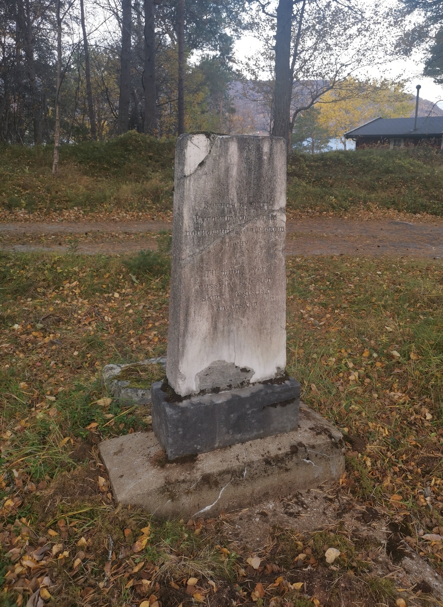 To minnestøtter på den tidligere sovjetiske krigsgravplassen på Stamnes i Saltdal. De to støttene ble reist etter 2. verdenskrig slutt. Støtte 1 (til venstre på bilde 1) har inskripsjon på russisk og norsk. Støtte 2 (til høyre på bilde 1) har følgende tekst på norsk og russisk: "Til minne over russiske soldater skudt i fasistisk fangenskap.". Foran sistnevnte støtte ligger det en stein med inskripsjon. Etter krigen ble gravene flyttet til Botn og senere (1951) til Tjøtta.