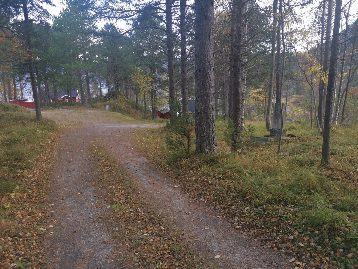 To minnestøtter på den tidligere sovjetiske krigsgravplassen på Stamnes i Saltdal. De to støttene ble reist etter 2. verdenskrig slutt. Støtte 1 (til venstre på bilde 1) har inskripsjon på russisk og norsk. Støtte 2 (til høyre på bilde 1) har følgende tekst på norsk og russisk: "Til minne over russiske soldater skudt i fasistisk fangenskap.". Foran sistnevnte støtte ligger det en stein med inskripsjon. Etter krigen ble gravene flyttet til Botn og senere (1951) til Tjøtta.