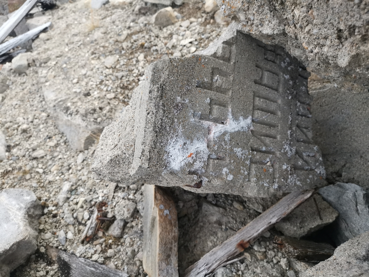 Rester av minnesmerke på den tidligere krigsgravplassen ved Bjørnelva fangeleir like ved Sukkertoppen på Saltfjellet. Her ble 207 sovjetiske krigsfanger gravlagt. Etter krigens slutt reiste gjenlevende fanger to minnesmerker på gravplassen. Bildet viser restene av det ene minnesmerket. Det hadde følgende tekst på russisk: "Her er stedt til hvile 300 russiske soldater og offiserer i Den Røde Armé som ble dyrisk pint av den fascistiske terror i 1944–45." Gravene ble flyttet til Hestbrinken like etter 2. verdenskrig, og i 1951 til Tjøtta (Operasjon Asfalt). Minnesmerket ble sprengt av norske myndigheter i 1950.