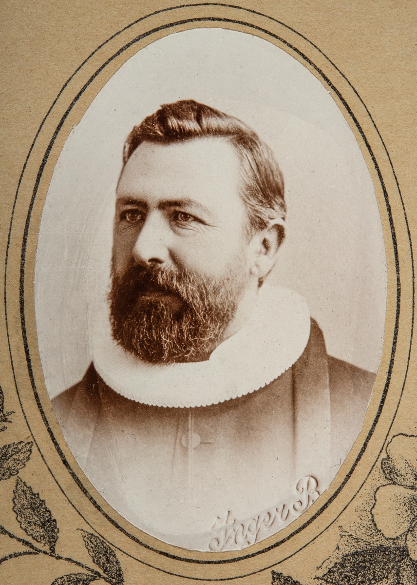 Hamar, Stiftsprost og amatørfotograf Hans Emil Erichsen (11.09.1842-28.11.1918). Flyttet til Hamar som nyutnevnt stiftskapellan i 1873.
1875 - 1882 Residerende kapellan i Vangs prestegjeld 
1882 – 1908 Tredjeprest i Hamar
1908 - 1917 Sogneprest og stiftsprost i Hamar
Utnevnt til ridder av 1. klasse av St. Olavs Orden for embedsfortjeneste 13. desember 1912.