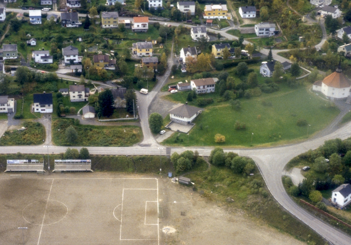 Ankenes kirke, Ankenes Menighetshus, Ankenesveien, Åsveien, Leiraveien. Fotballbane