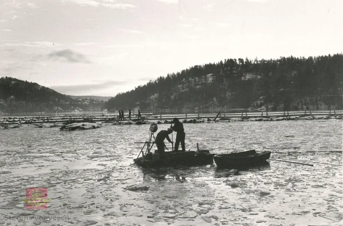 E18, ras i Søndeled i Risør 1977. Raset gikk natt til 9.12.1977. 
På bildet foregår det grunnundersøkelse.

Ref. til artikkel i Sørlandsporten Nr.1-1978 side 6. "Raset på E-18 i Søndeled resulterte i hel omlegging." Se artikkelen i Nedlastinger lenger ned på siden.
(Kilde: Sørlandsporten. Bedriftsavis for Statens vegvesen Aust-Agder).

Stedsnavn: Søndeled, Vesterbukt