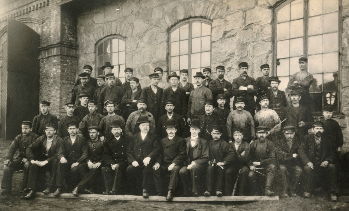 Personalen omkr 1900.
Borås Mekaniska Verkstad.

1. Ing. Birger Strömqvist
2. Ing. August Lager
3. Ing. Edv. Bengtsson
4. Bokh. Justus Bäck
5. Verkmästare Olofsson
6. Plåtslageriförman O.A. Johansson
7. Snickeriförman Lars Hedberg
8.
9. Axelsson, svarv
10. Charles Hallberg, fil
11. Axel Johansson, fräs
12. Tobias Karlqvist, svarv
13.
14. C.N. Andersson, fil
15. L.J. Borg, fil
16. August Hagberg, fil
17. Martin Sandén, fil
18. Enok Borg, svarv
19. Oscar Sjöberg, fil
20. F.J. Stenholm, förrådsförv.
21. Frans Bergqvist, gäng
22. Anders Andersson, svarv
23. Alexius Sjögren, svarv
24. Alfred Ström, svarv
25. Hadar Johansson, kärnmak
26. Eric Strömberg, gjut
27. Ernst Stark, svarv
28. Fritiof Lundqvist, hyvel
29. Viktor Wennergren, svarv
30. Karl Johansson, svarv
31. Karl Hedberg, snickare
32. Oskar Ljungqvist, "
33. Anders Andersson, "
34. Albin Svanteson, "
35.
36. Johan Samuelsson, plåtslag.
37. Mårtenson, "
38. Johan Gustafsson, snickare
39. Svensson
40. Skog, borrare
41. Thor Börjesson
42. Gunnarson, plåtslag.
43. Karl Lundqvist, "
44. Axel Högberg, körare