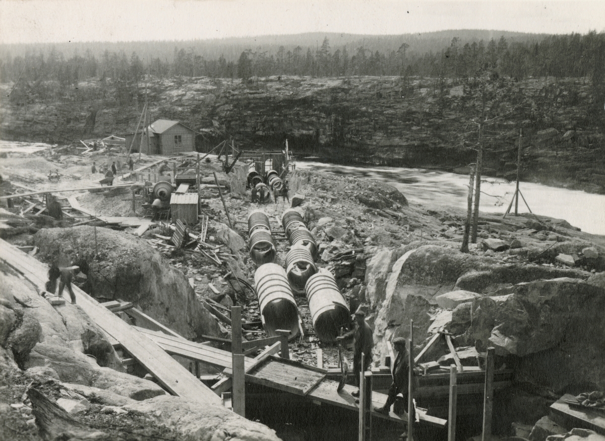 Montage av tubledning i Porjus, Maj - juni 1911.
Tillverkad av Borås Mekaniska Verkstad.