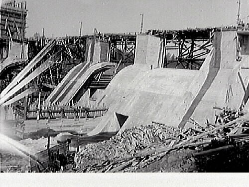 Skogsforsens kraftverk anlades uppströms Yngeredsfors i Ätran mellan 1937-1939. Det togs i bruk strax efter nyår 1939.

(Karl Fredrik Olsson var redaktör, ca 1935-1965, på Hallandsposten så bilderna har troligen varit publicerade i tidningen.)