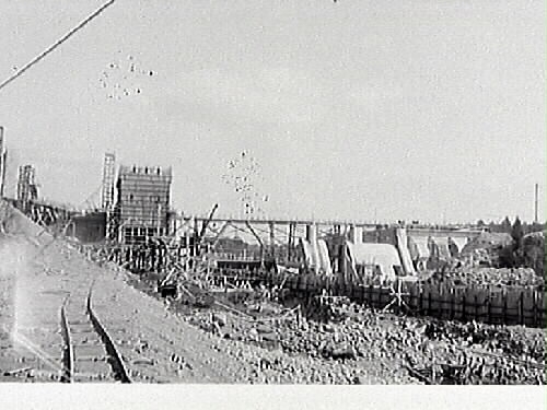 Skogsforsens kraftverk anlades uppströms Yngeredsfors i Ätran mellan 1937-1939. Det togs i bruk strax efter nyår 1939.

(Karl Fredrik Olsson var redaktör, ca 1935-1965, på Hallandsposten så bilderna har troligen varit publicerade i tidningen.)