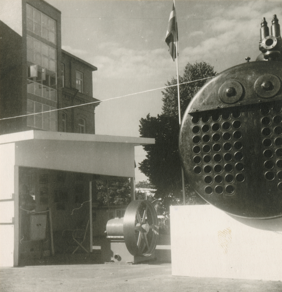 Borås Mekaniska Verkstad visar sina textilmaskiner och kugghjulsautomater vid Boråsmässan 12-21 aug 1949.