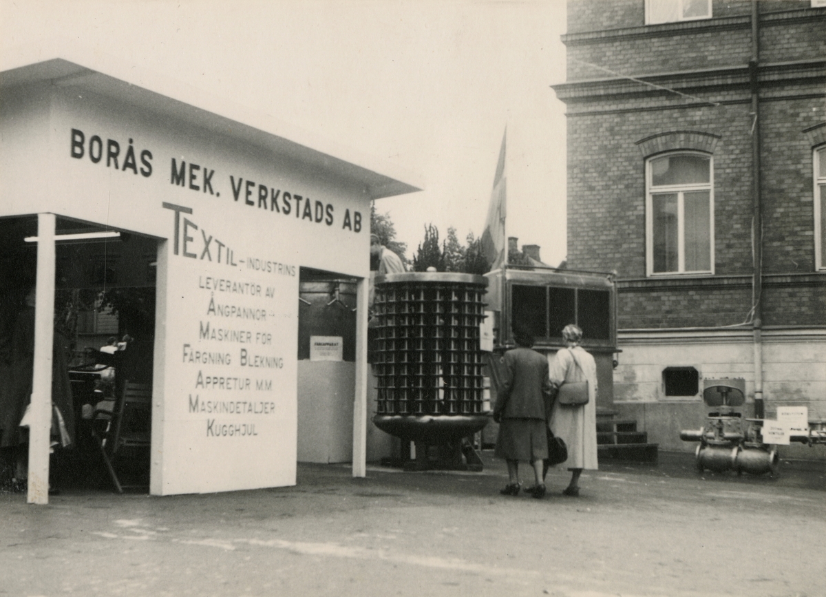 Borås Mekaniska Verkstad visar sina textilmaskiner och kugghjulsautomater vid Boråsmässan 12-21 aug 1949.