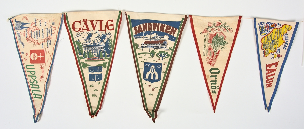 Samling bestående av 79 stycken souvenirvimplar med grafiskt tryck från platser i Sverige, Danmark och Norge.

1: Uppsala. 2: Gävle. 3: Sandviken. 4: Ornäs. 5: Falun. 6: Rättvik. 7: Mora. 8: Leksand. 9: Ludvika: 10: Filipstad. 11: Rottneros (Ekeby). 12: Trollhättan. 13: Markaryd. 14: Visningsö. 15: Vetlanda (fågeldammen). 16: Mölndal. 17: Jönköping. 18: Huskvarna (Rumlaborg medeltida fäste). 19: Nässjö. 20: Eksjö. 21: Tranås. 22: Skänninge. 23: Vadstena. 24: Motala. 25: Tidaholm. 26: Ulricehamn. 27: Hjo. 28: Halmstad. 29: Skövde. 30: Rjukan. 31: Norska nationalflaggan. 32: Oslo. 33: Storströmsbroen. 34: Drammen. 35: Moss. 36: Larsvik. 37: Sarpsborg. 38: Skien. 39: Svinesund. 40: Strömstad. 41: Råshult (Linnéstugan). 42: Stockholm. 43: Roskilde. 44: Danska nationalflaggan. 45: Laholm. 46: Båstad. 47: Hässleholm. 48: Sölvesborg. 49: Mörrum. 50: Karlshamn. 51: Ronneby (Brunnshotellet). 52: Karlskrona. 53: Borgholm (Slottsruinen). 54: Öland. 55: Kalmar. 56: Nybro. 57: Växjö. 58: Vislanda. 59: Lungsby. 60: Gränna. 61: Mjölby. 62: Linköping. 63: Norrköping. 64: Sk.. (oläsbar text). 65: Strängnäs. 66: Eskilstuna. 67: Örebro. 68: Arboga. 69: Hallsberg. 70: Askersund. 71: Falköping. 72: Borås. 73: Skara. 74: Mariestad. 75: Karlstad. 76: Åmål. 77: Mellerud. 78: Varberg. 79: Falkenberg