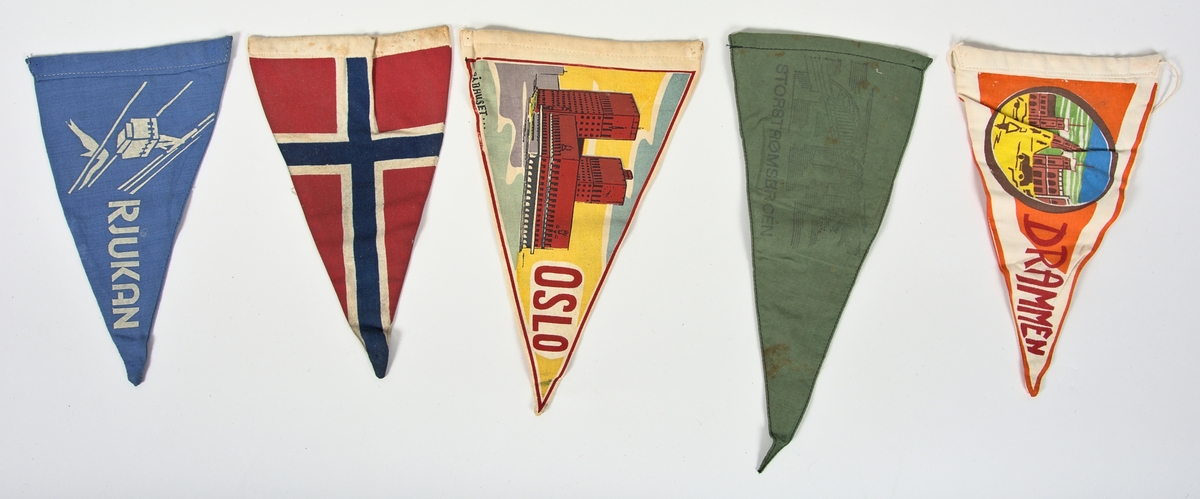 Samling bestående av 79 stycken souvenirvimplar med grafiskt tryck från platser i Sverige, Danmark och Norge.

1: Uppsala. 2: Gävle. 3: Sandviken. 4: Ornäs. 5: Falun. 6: Rättvik. 7: Mora. 8: Leksand. 9: Ludvika: 10: Filipstad. 11: Rottneros (Ekeby). 12: Trollhättan. 13: Markaryd. 14: Visningsö. 15: Vetlanda (fågeldammen). 16: Mölndal. 17: Jönköping. 18: Huskvarna (Rumlaborg medeltida fäste). 19: Nässjö. 20: Eksjö. 21: Tranås. 22: Skänninge. 23: Vadstena. 24: Motala. 25: Tidaholm. 26: Ulricehamn. 27: Hjo. 28: Halmstad. 29: Skövde. 30: Rjukan. 31: Norska nationalflaggan. 32: Oslo. 33: Storströmsbroen. 34: Drammen. 35: Moss. 36: Larsvik. 37: Sarpsborg. 38: Skien. 39: Svinesund. 40: Strömstad. 41: Råshult (Linnéstugan). 42: Stockholm. 43: Roskilde. 44: Danska nationalflaggan. 45: Laholm. 46: Båstad. 47: Hässleholm. 48: Sölvesborg. 49: Mörrum. 50: Karlshamn. 51: Ronneby (Brunnshotellet). 52: Karlskrona. 53: Borgholm (Slottsruinen). 54: Öland. 55: Kalmar. 56: Nybro. 57: Växjö. 58: Vislanda. 59: Lungsby. 60: Gränna. 61: Mjölby. 62: Linköping. 63: Norrköping. 64: Sk.. (oläsbar text). 65: Strängnäs. 66: Eskilstuna. 67: Örebro. 68: Arboga. 69: Hallsberg. 70: Askersund. 71: Falköping. 72: Borås. 73: Skara. 74: Mariestad. 75: Karlstad. 76: Åmål. 77: Mellerud. 78: Varberg. 79: Falkenberg