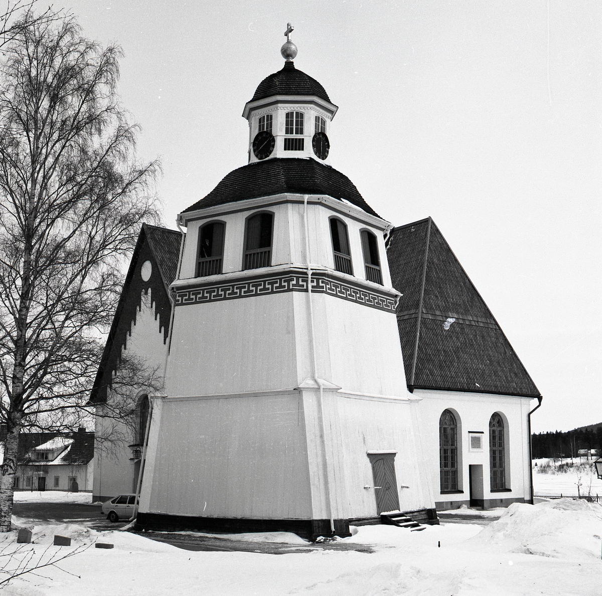 Arbrå stenkyrka och kyrkogård.