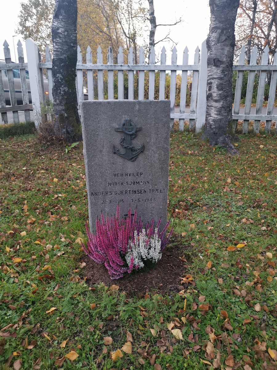 Gravminne på Fauske kirkegård over sjømann Anders Gjertinsen Træet (f. 1915 i Herdla), som omkom i Fauske i 1945.