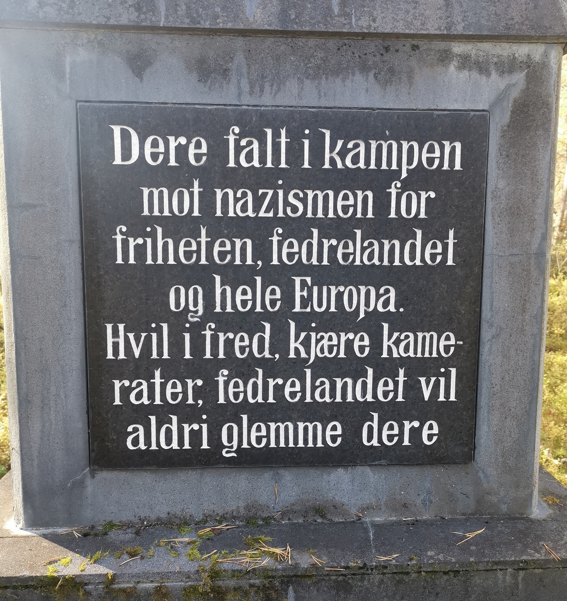 Minnesmerke på den tidligere krigsgravplassen på Pothus (Lillealmenningen) i Saltdal. 52 sovjetiske og to jugoslaviske fanger ble gravlagt her. Gravene ble flyttet til Hestbrinken krigskirkegård kort tid etter 2. verdenskrig. Den opprinnelige minnestøtta står fortsatt på Pothus. Den har tekster på norsk og russisk: "Her hviler russiske krigsfanger som døde i tysk fangenskab 46 mann døde av sult 5 mann skutt og 3 serbere Død i tiden 1.1.44–7.5.45" og "Dere falt i kampen mot nazismen for friheten, fedrelandet og hele Europa. Hvil i fred, kjære kamerater, fedrelandet vil aldri glemme dere".
