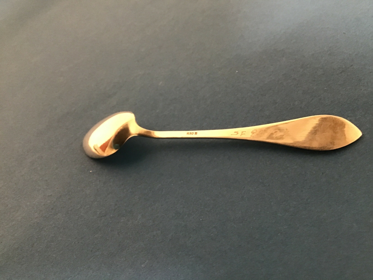 Teskeier i Dragestil
