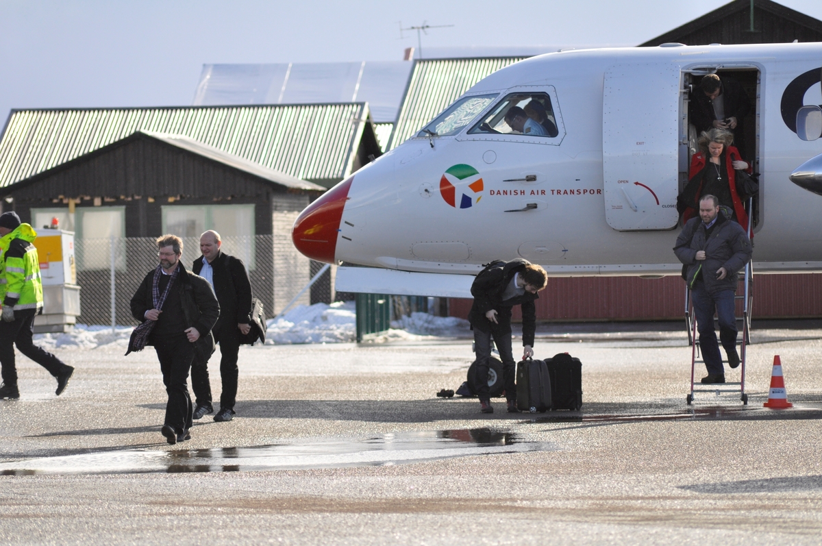 Passasjerer fra Danish Air Transpoprt, har ankommet Røros flyplass.