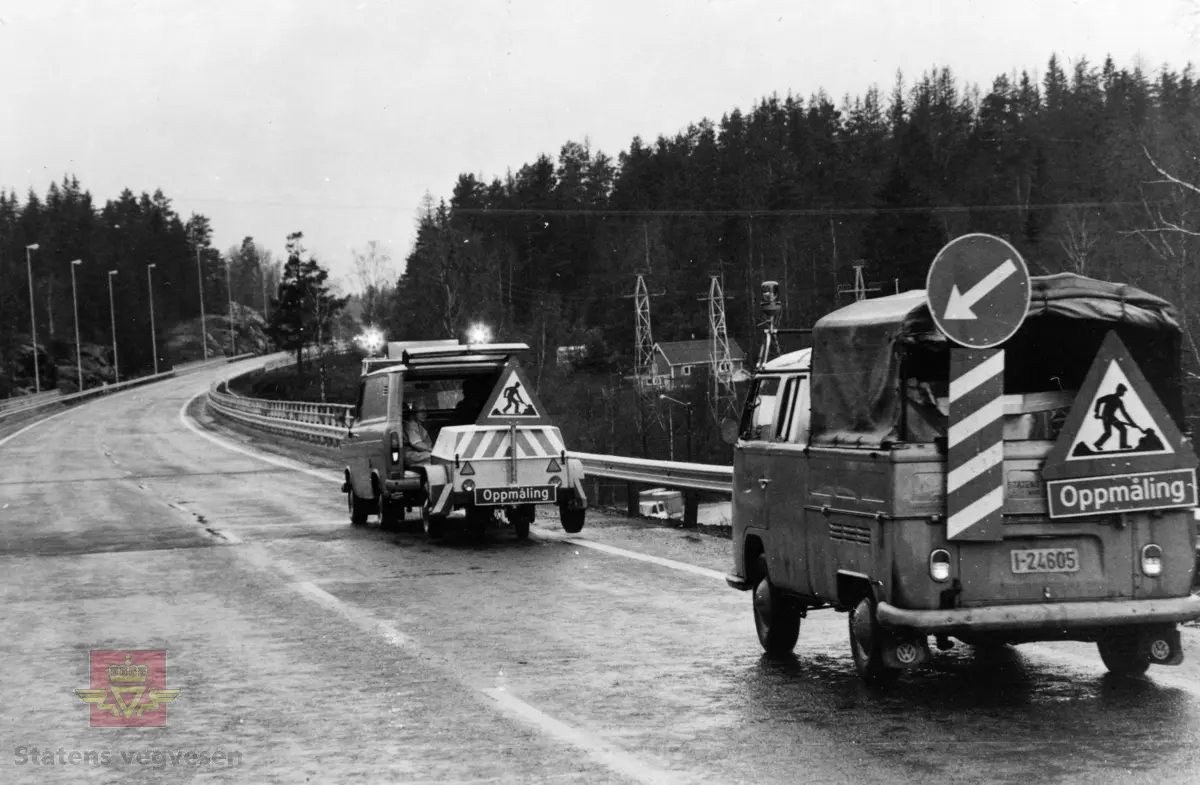 Vegvedlikehold. Bæreevneregistrering med Dynaflect, fra 1976 og oppover. 

Bakerst en Volkswagen Transporter, kalt lagbil, med kjennemerke I-24605.
Presisert betegnelse: Pick Up dobb. cabin. Transporter. 
Denne typen lagbil ble benyttet i alle fylker i Statens vegvesen. Etter at ordningen med vegvoktere som hadde ansvar for hver sin parsell opphørte, ble lagbilen tatt i bruk. Det vil si at arbeidslag disponerte kombibiler som flere mann kunne forflytte seg i, og redskap og annet utstyr ble plassert på lasteplanet. Norsk vegmuseum har tilsvarende Volkswagen Transporter i samlingen. 
Se eks. NVM00-G-02078.  

Stedsnavn: Akland