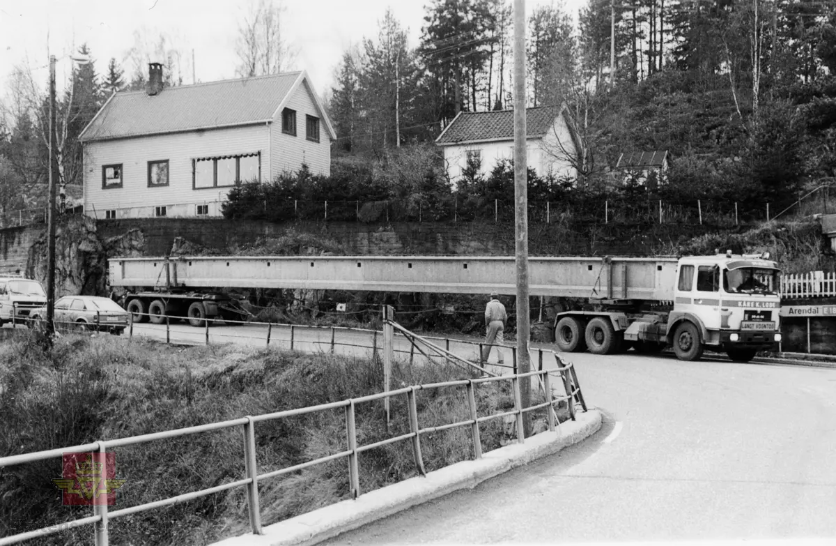 Transport av betongbjelke til ny gangbru ved Sunde bru, Gjerstad 1984. Tungtransport. 
Bjelker på 29,2 og 21,6 m monteres som gangveg.  Operasjonen gikk problemfritt, og det ble ikke nødvendig med mer enn halvtimes stopp av gangen for trafikken. 

Ref. til Sørlandsporten Nr.1-1985. Side 6.
Bedriftsavis for Statens vegvesen Aust-Agder.

Stedsnavn: Sunde bru