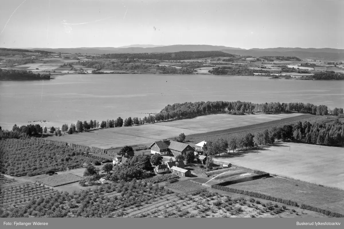 Rytterager gård.Rytteraker er en stor gård ytterst på halvøya mot Storøya. Ytterste delen er Lemostangen naturreservat, et av Holes flotteste områder, men lokalt blir det bare kalt Rytteragertangen. Det går en flott tursti fra hovedporten på Rytteråker og ut til Limovnstangen, som er de navnene som står på kartet. Dette er blant landets beste jordbruksområder, som store deler av Hole er.