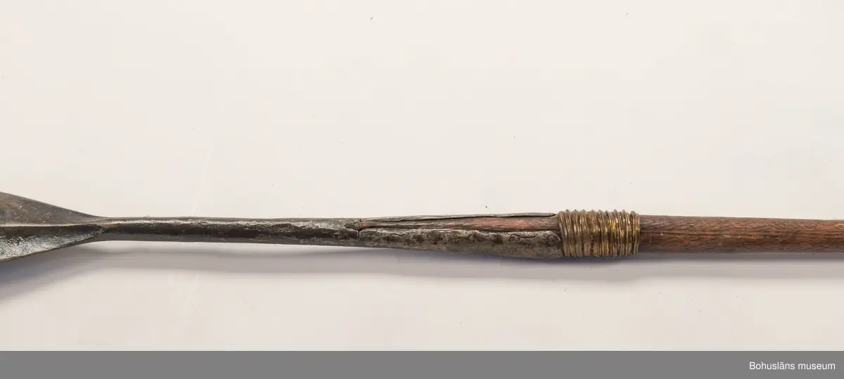 Ur handskrivna katalogen 1957-1958:
Jaktspjut; Afrika
L. 202,5 cm; i ena ändan järnblad, i andra pik av järn; träskaft; delvis lindat m. mässing. Helt.

Lappkatalog: 9