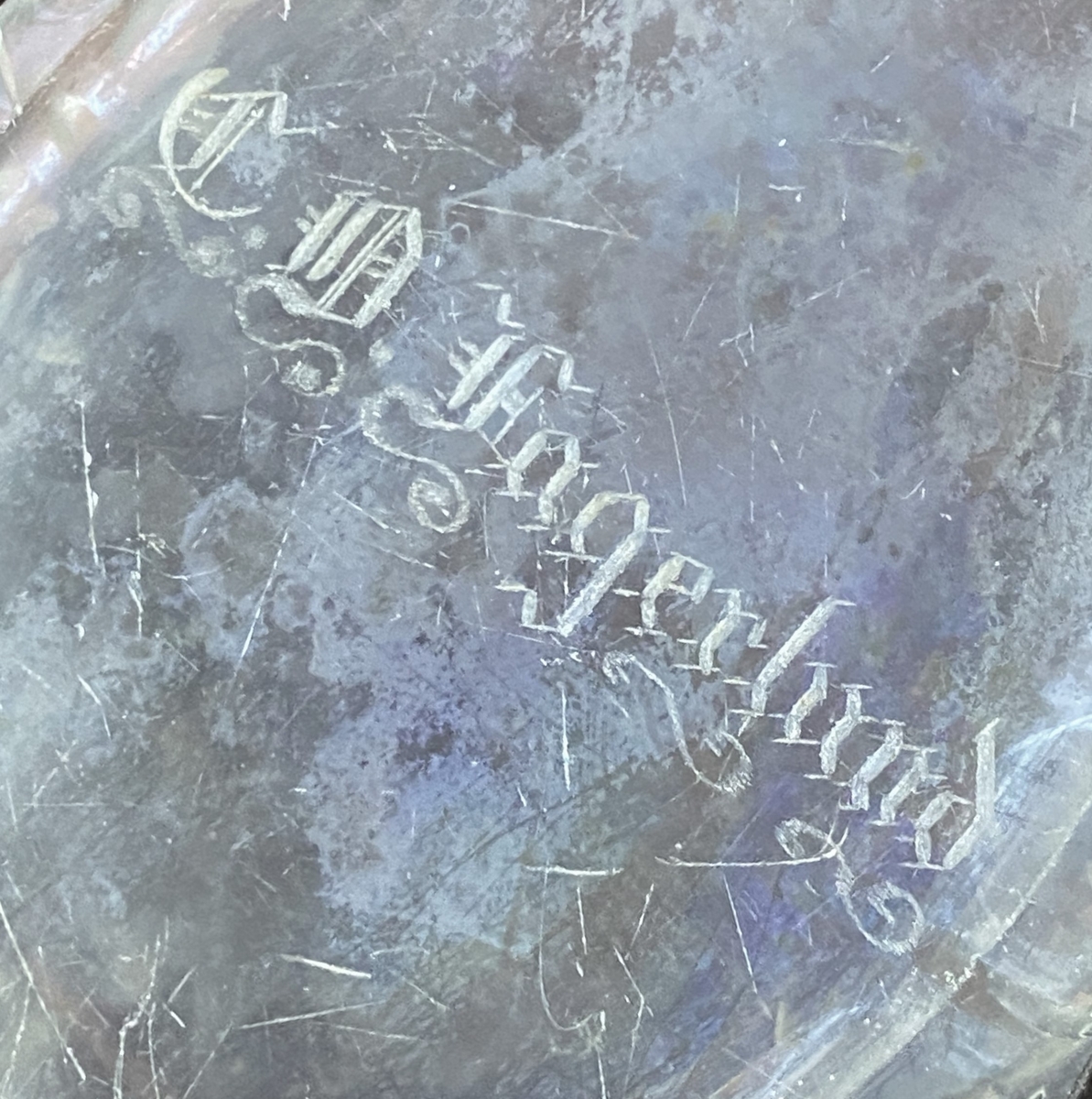 Platt fickplunta med oliv- och skärslipade markeringara längs sidorna. Fram och baksidan är facettslipade, framsidan dessutom försedd med gravyr: "C.A. Fagerlund" (d.v.s. Carl Albert Fagerlund).