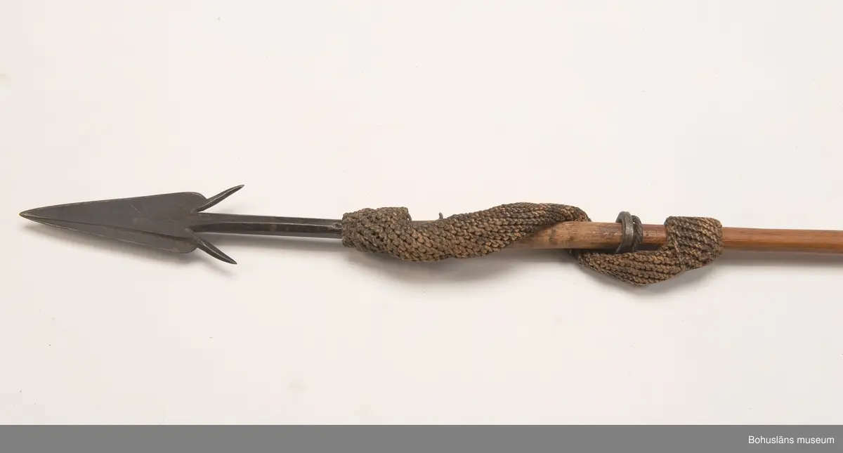 Kontinent: Afrika.

Ur lappkatalogen:
Harpun, l. 179 cm. Järnspets, l. 26,5 cm, försedd med två hullingar o. fästad vid skaftet med grovt, flätat rep. Träskaft ornerat med inskuren imitation av surrade mässingsband. Bakändan virad med järntråd.

Uppgifter om E. Göransson i Knut Adrian Anderssons katalog samt historik om samlingen: Se UM61.3.1.