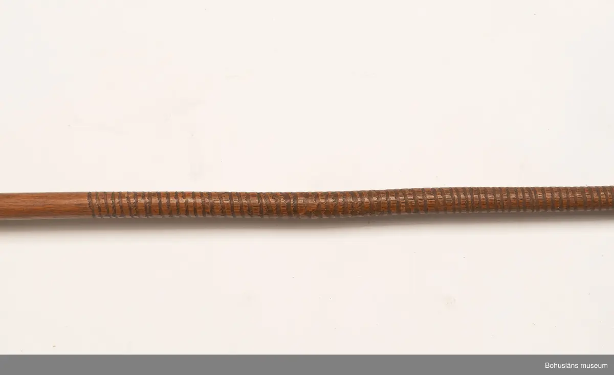Kontinent: Afrika.

Ur lappkatalogen:
Harpun, l. 179 cm. Järnspets, l. 26,5 cm, försedd med två hullingar o. fästad vid skaftet med grovt, flätat rep. Träskaft ornerat med inskuren imitation av surrade mässingsband. Bakändan virad med järntråd.

Uppgifter om E. Göransson i Knut Adrian Anderssons katalog samt historik om samlingen: Se UM61.3.1.