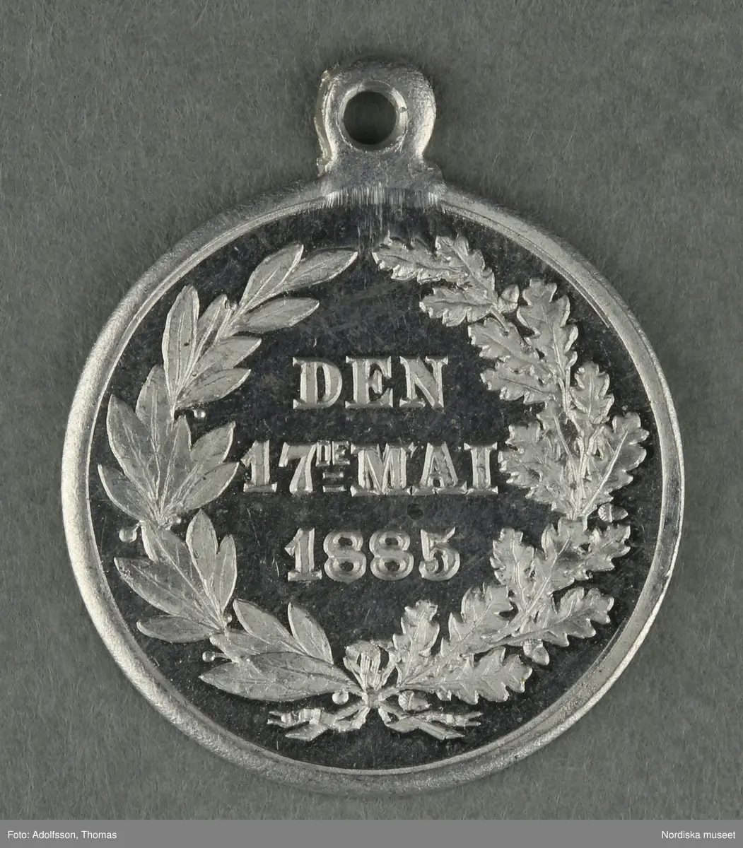 Huvudliggaren:
"a-y, Minnesmedaljer, norska, över den 17 maj; av aluminium (1 av vit metall) 24 st. från åren 1884-1907.
Gåva 28/5 1907. Läffler, Fritz, professor, Djursholm."