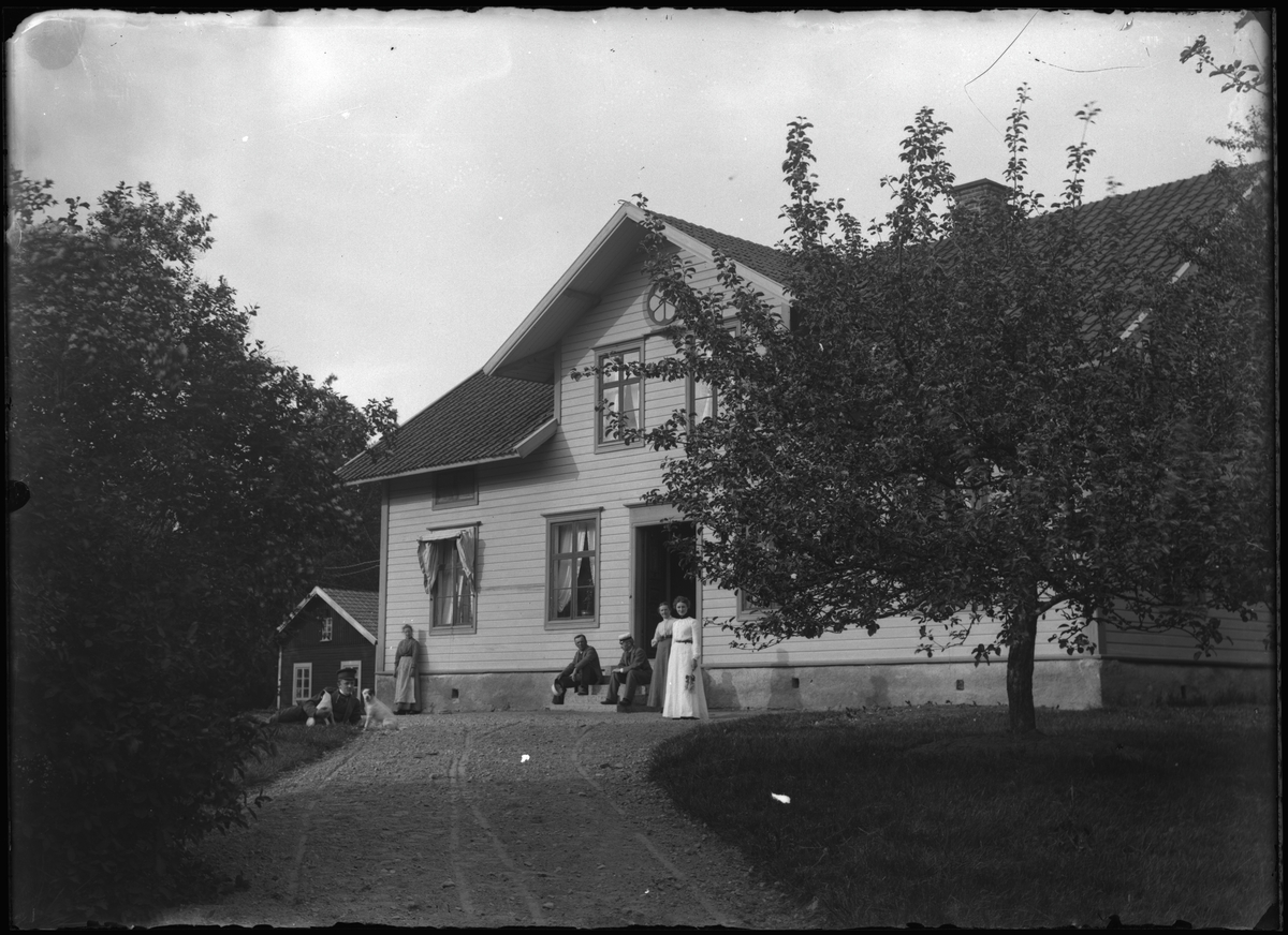 Familj framför bostadshus