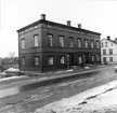 Domkapitelhuset. Uppfördes 1844 som gymnastik- och sånghus för Härnösands gymnasium efter ritningar av arkitekt C.G. Blom-Carlsson. År 1973 flyttades byggnaden från kvarteret Rådhuset vid Nybrogatan till nuvarande Nygatan 14. Byggnaden restaurerades då exteriört efter orginalritningar. Byggnadsminnesmärke 1935