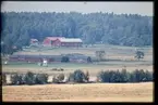 Ladugårdar och hundkapplöpningsbana vid flygfältet.