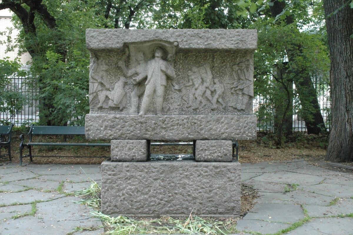 Monument over Fredrik Paasche  [minnesmerke]