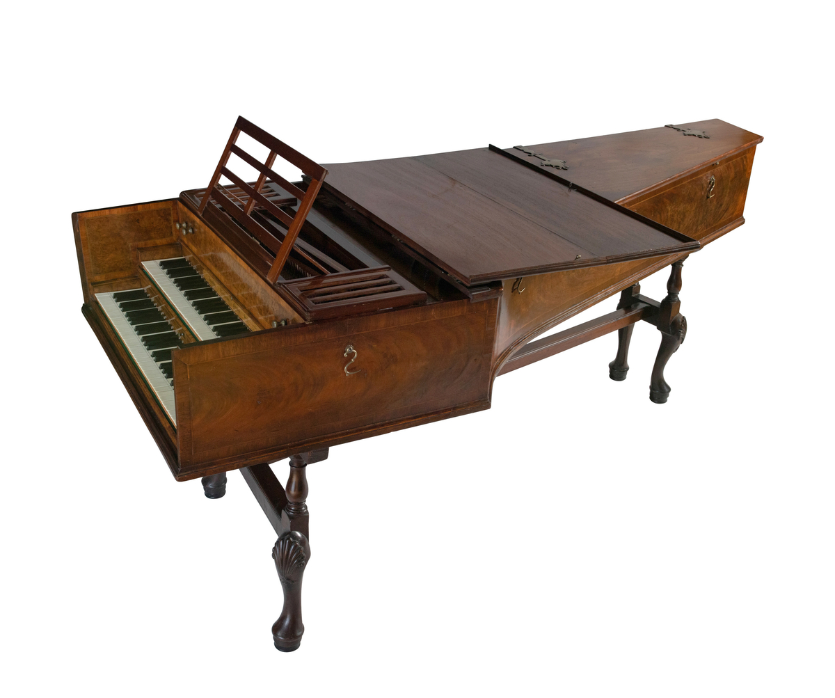 Omfang: FF - f''' (5 oktaver) x 2
Register: nedre manual med 2 x 8’ + 4’ ; øvre med: 8’ + 8’ og luttregister (knipser strengen nært inntil stemmestokken).
Finert i mahogni med intarsia-arbeider,

Med to manualer var det mulig å variere klangen og uttrykke barokkens streben etter kontraster – sterkt mot svakt.